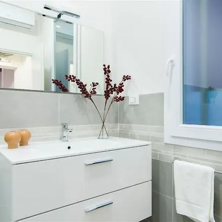 Apartment Guesthost - Bright Near Stationfreccia Rossa Bologna