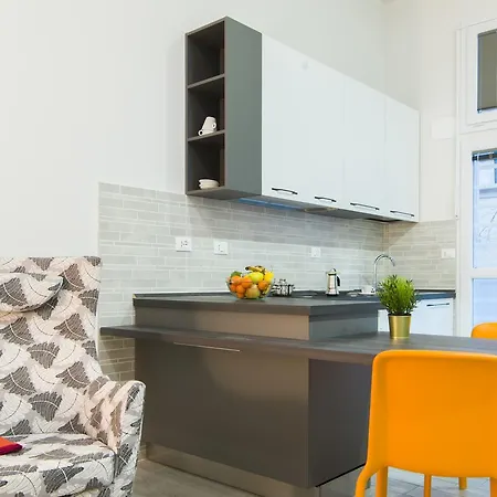 Apartment Guesthost - Bright Near Stationfreccia Rossa *