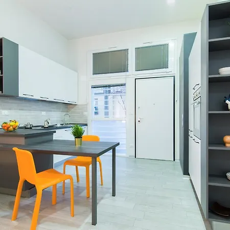 Guesthost - Bright Near Stationfreccia Rossa Apartment *