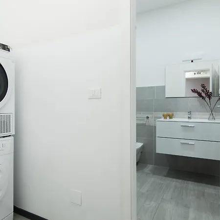 Apartment Guesthost - Bright Near Stationfreccia Rossa