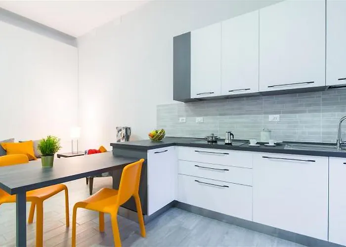 Guesthost - Bright Near Stationfreccia Rossa Apartment