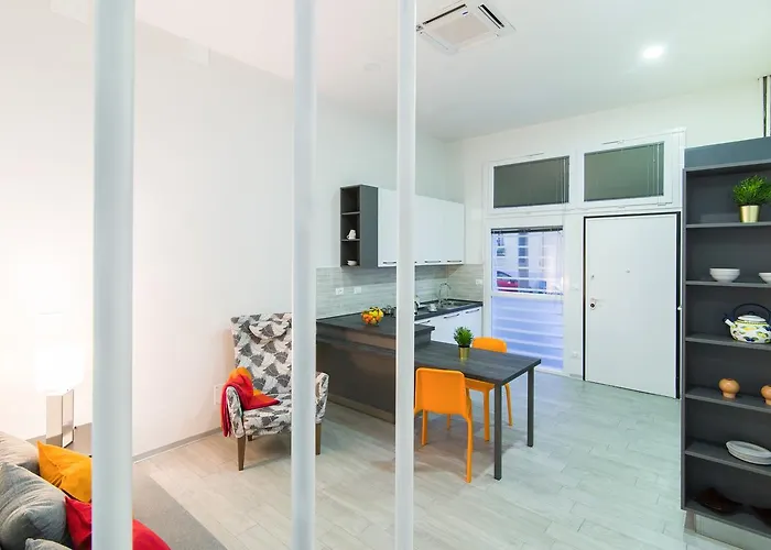 Apartment Guesthost - Bright Near Stationfreccia Rossa *